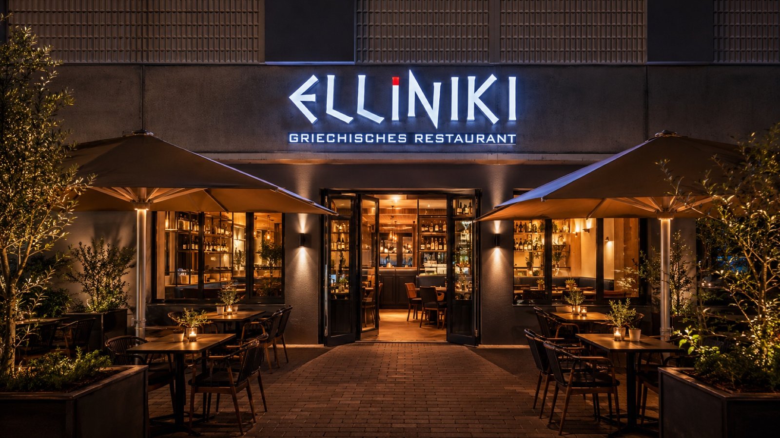 Elliniki bei Nacht – Außenansicht mit Terrasse